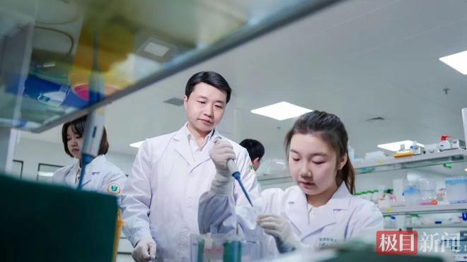 扎根家鄉(xiāng)護(hù)心腦健康！80后教授楊簡(jiǎn)斬獲湖北科技進(jìn)步一等獎(jiǎng)(圖5)